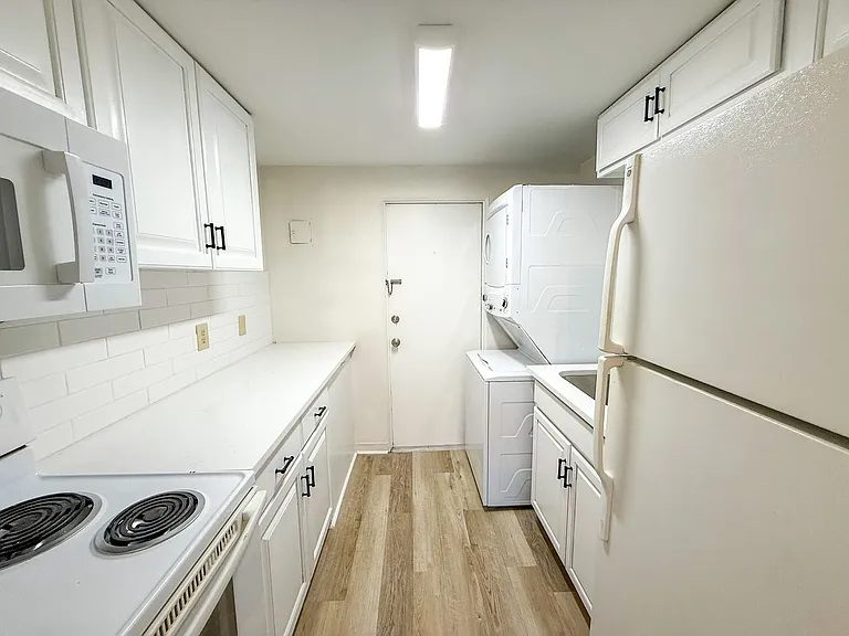 908 SW 6th Ave — Photo 9