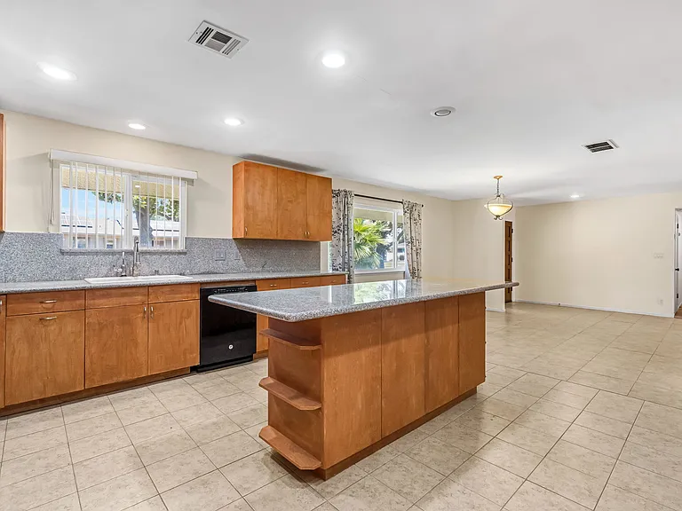5170 E Huntington Ave — Photo 16
