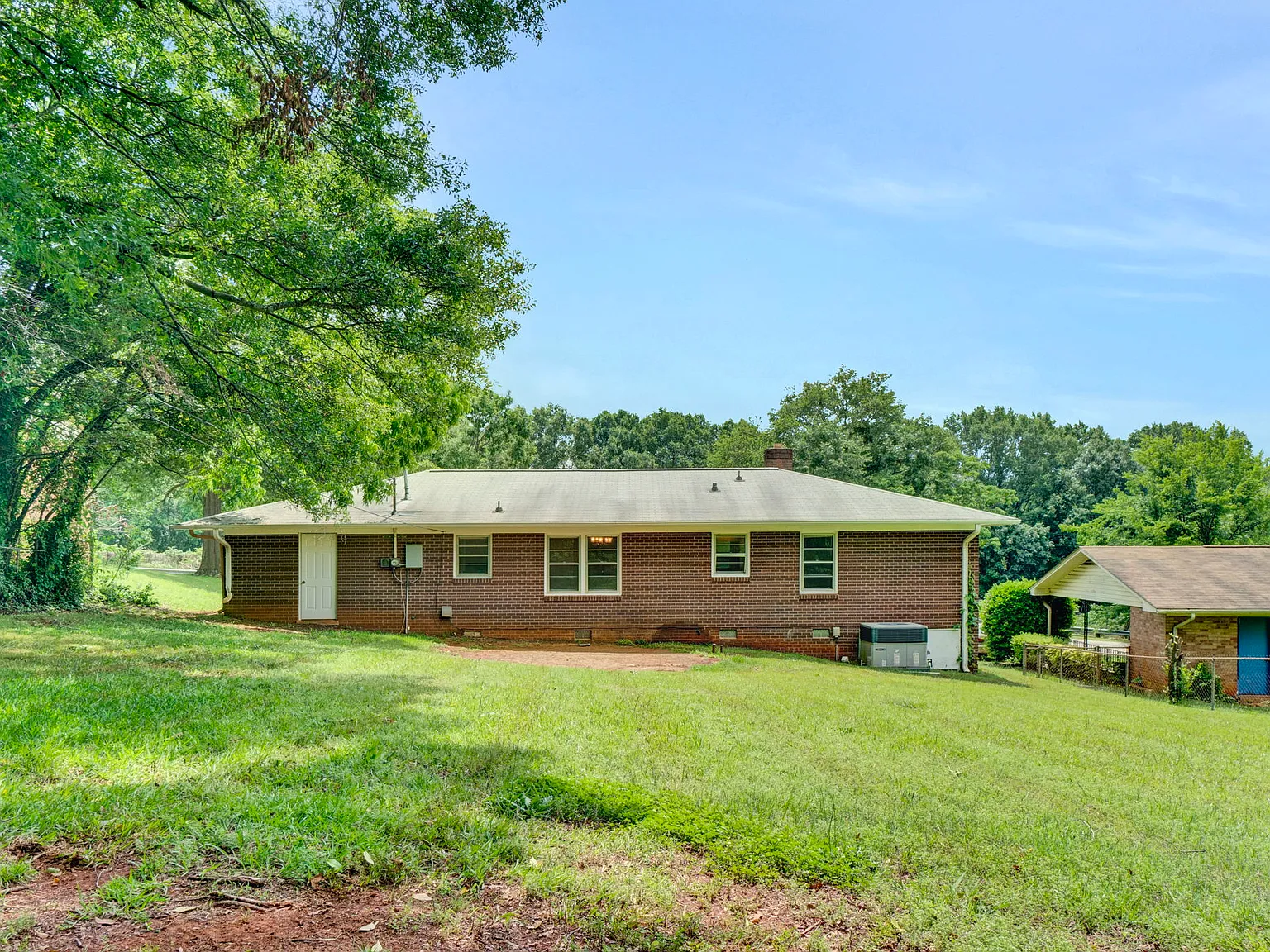 3 bed, 1.5 bath, 1215 sqft, $1,595 — Photo 4