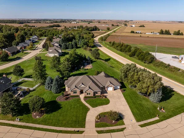 1108 Scenic Hill Ln, De Witt, IA 52742