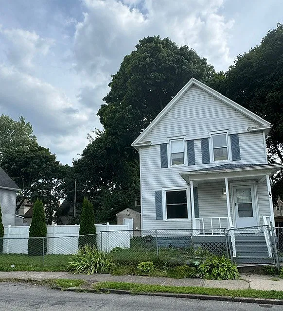 3 bed, 1.5 bath, 1092 sqft, $1,700 — Photo 2