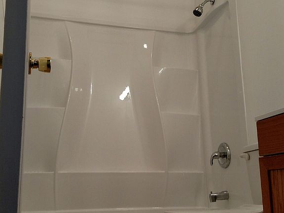 Bathroom w/ceramic tile