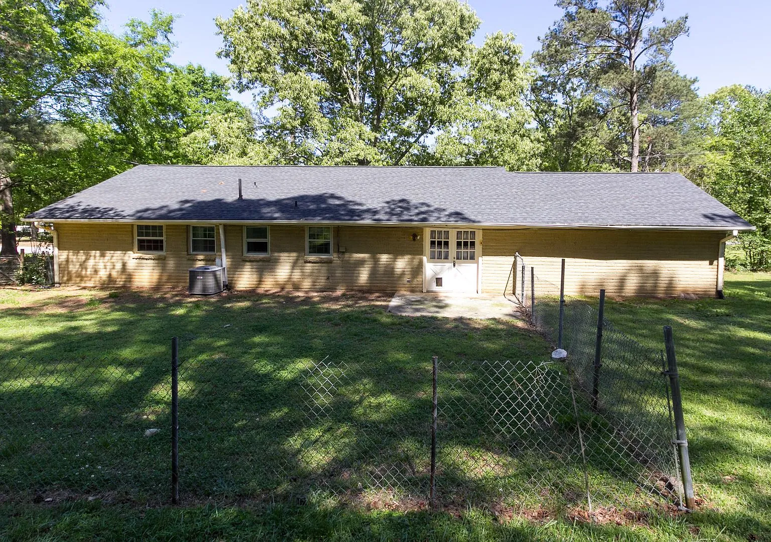 Available Now! - 3 Bedroom 2 Bathroom Open Floorplan — Photo 3