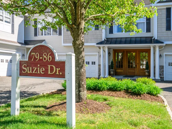 82 Suzie Dr #82, Newtown, CT 06470