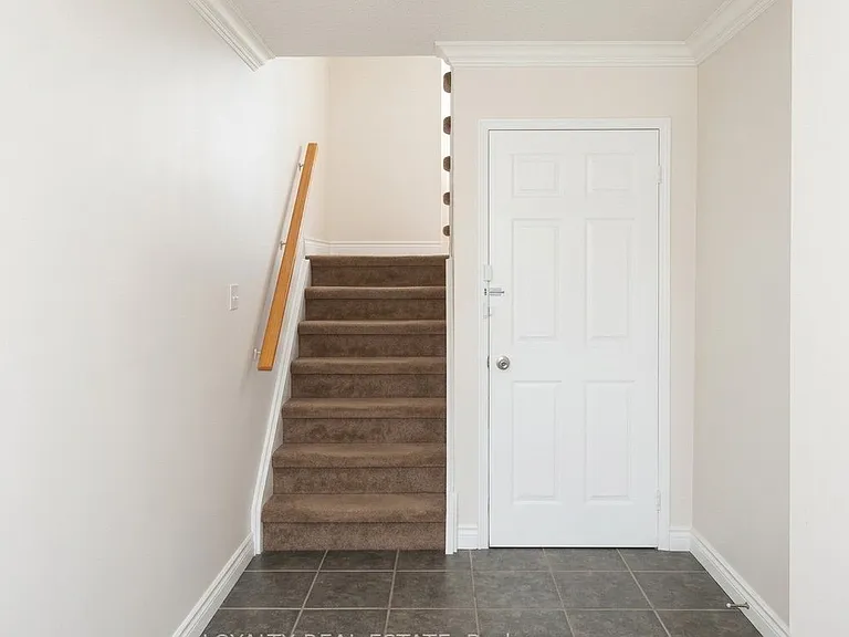 33 Sprucedale Way — Photo 4