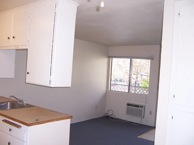 1408 E St #6 — Photo 7