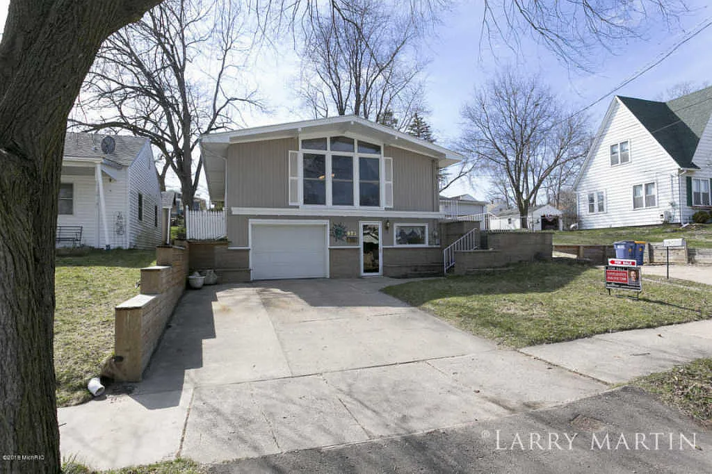 973 Frederick Ave NW photo 1