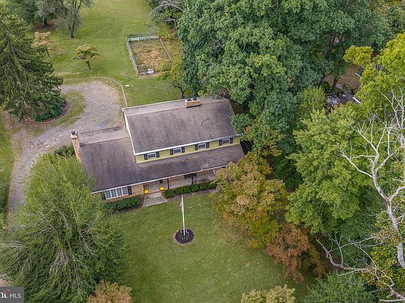 3rd image of 801 Perkins Ln
