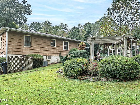 4th image of 708 White Oak Dr