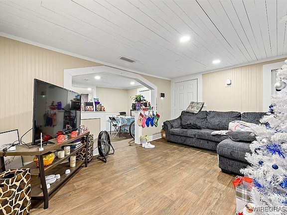 2nd image of 300 Bell St