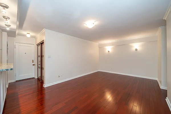 Sold by Bizzarro Agency | media 6