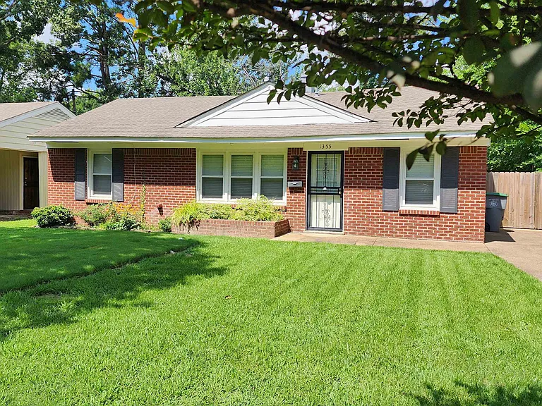 1355 Dearing Rd — Photo 2
