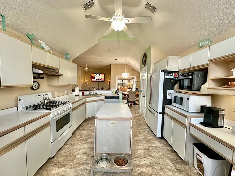 2012 Mistral Ln E — Photo 6