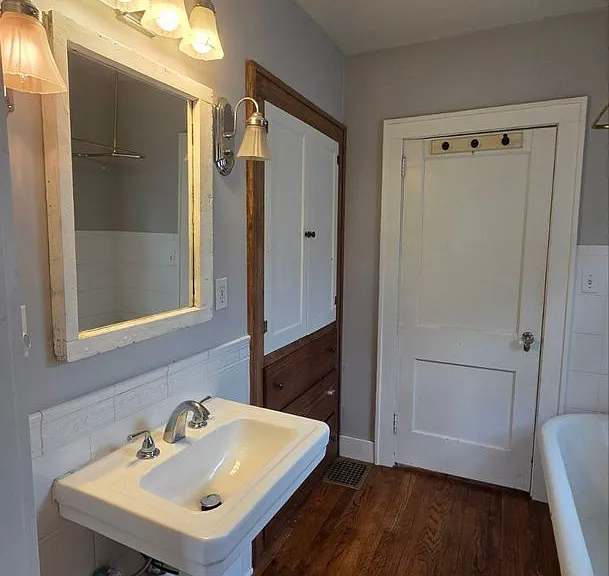 Beautiful 2BR 1BA unit w/ Covered Porch in Downtown Liberty — Photo 5