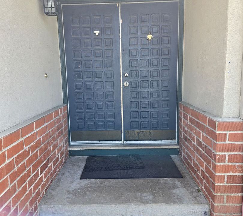2nd image of 853 W Bush St
