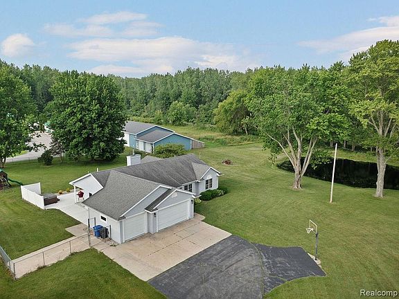 4th image of 3334 E Freeland Rd