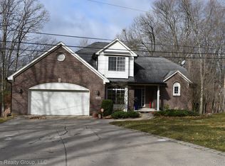 3389 Glen Iris Dr, Commerce Township, MI 48382