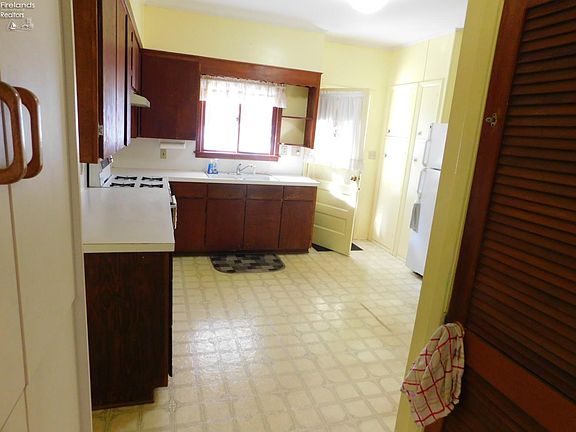 4th image of 93 Benedict Ave