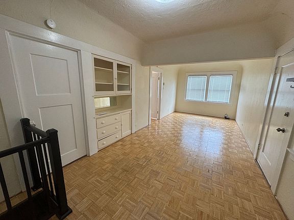 2nd image of 5913 Vallejo St