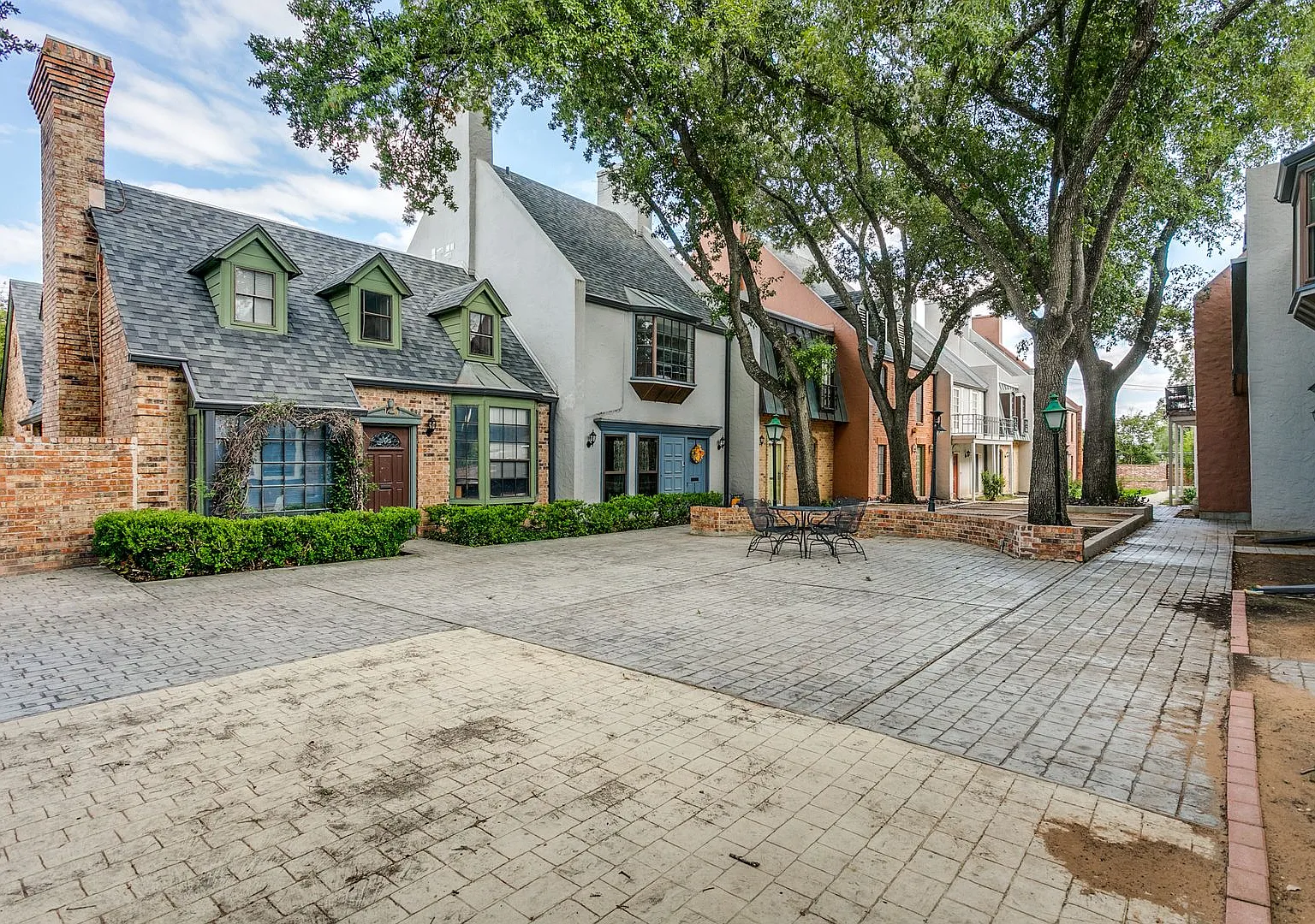 Terrell Hills Townhouse — Photo 3