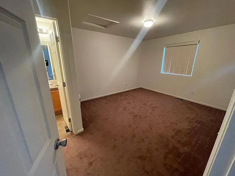 1031 Meadow Ln — Photo 3