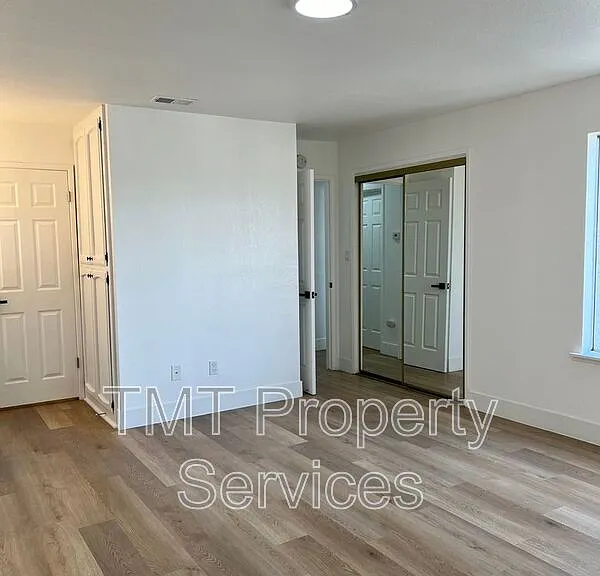 610 E Newlove Dr #I — Photo 10