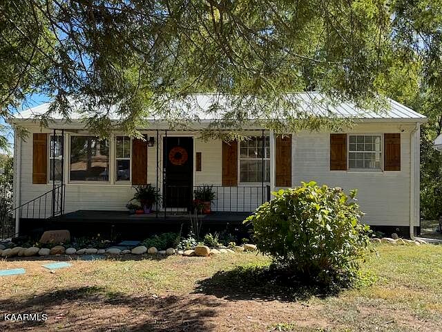 1st image of 2932 Carson Ave