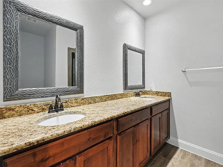 4909 Jefferson St — Photo 11