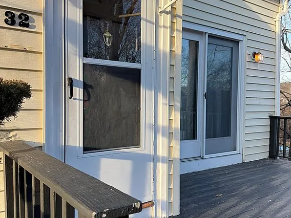 32 Cottage St, Johnston, RI 02919