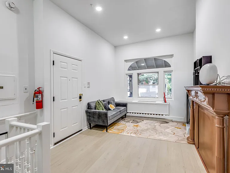 4242 Pine St #1A — Photo 2