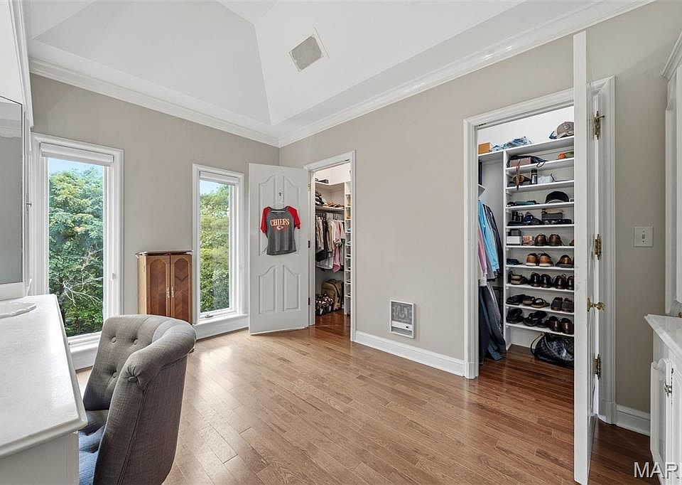 22nd image of 10700 Starhill Dr