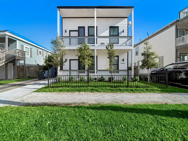 920 Avenue L #E — Photo 1