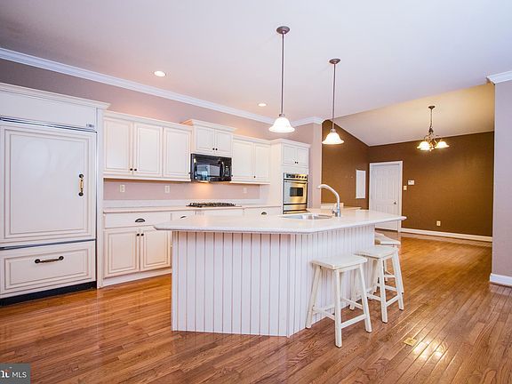 3rd image of 409 Vineyard Ln