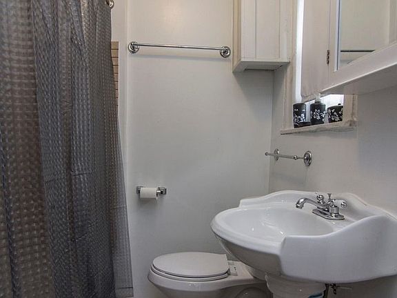 5th image of 1628 Mount Vernon St #2R