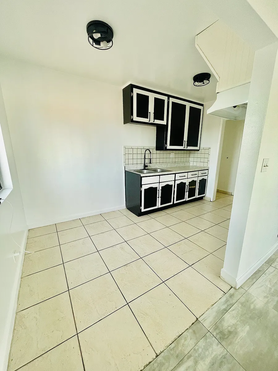 Building Photo - 9304 San Gabriel Ave #1/2
