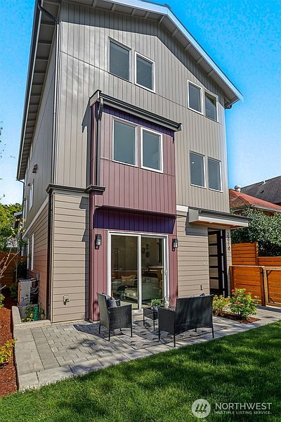 2nd image of 2414 Queen Anne Avenue N