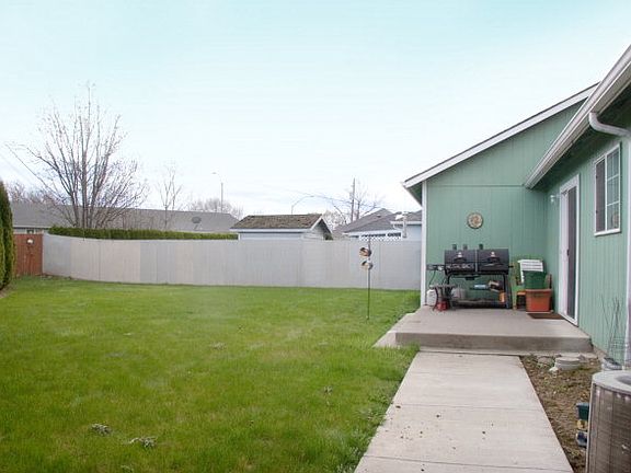 4th image of 215 Aspen St