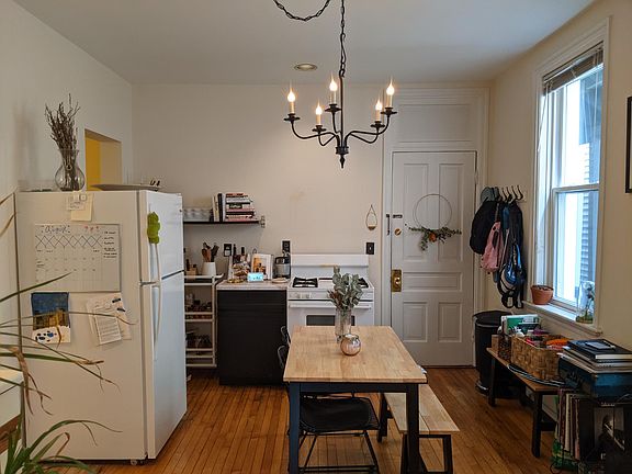 5th image of 2765 N Kenmore Ave APT 1R