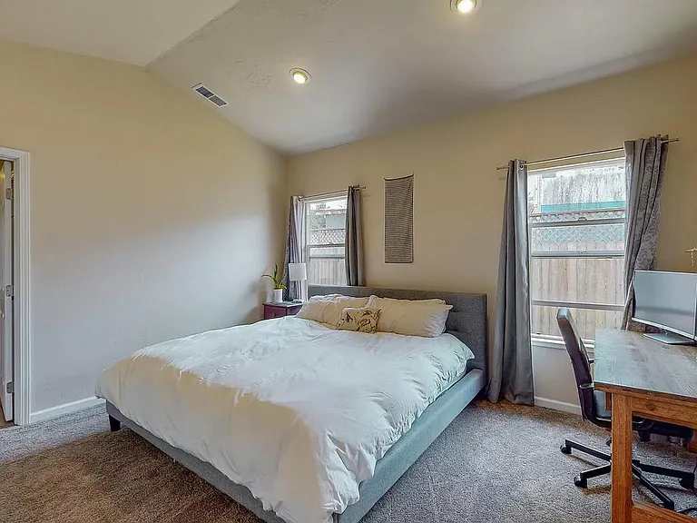 N Park Ln — Photo 9