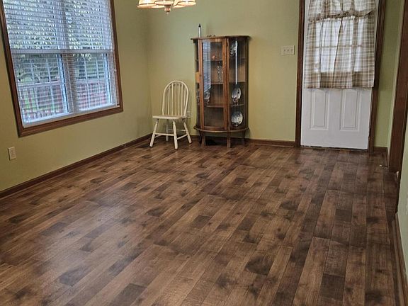 5th image of 162 Aspen Ave