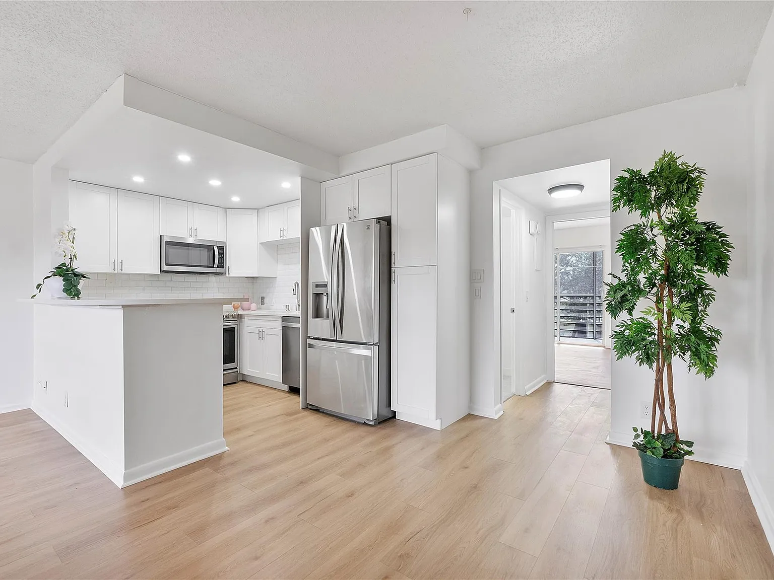 1 bed, 1.5 bath, 720 sqft, $1,700 — Photo 2