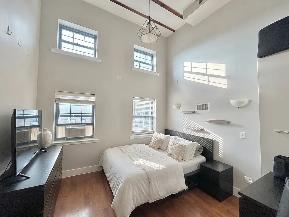 301 Stanhope St #3D