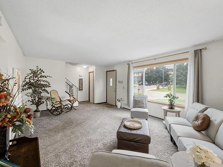 1077 Thorndale Ave — Photo 10