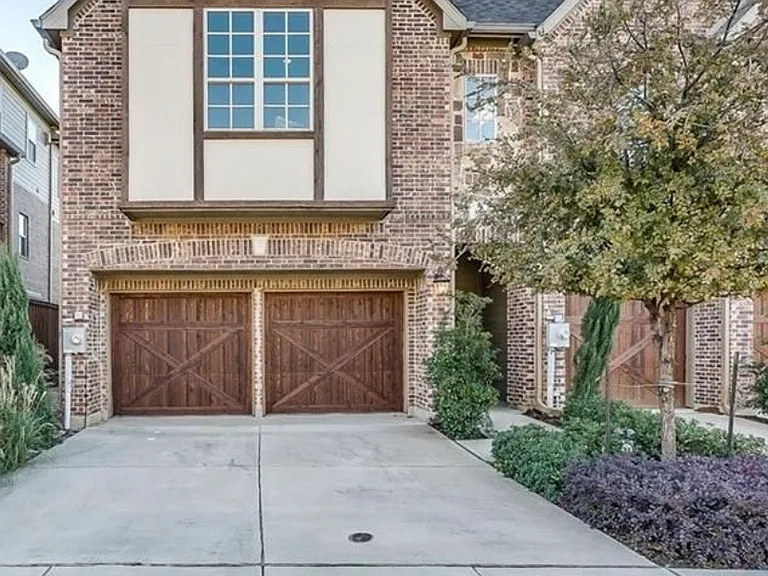 580 Hampshire Dr — Photo 2