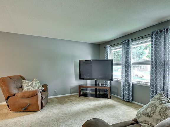 5th image of 2912 S 117th St
