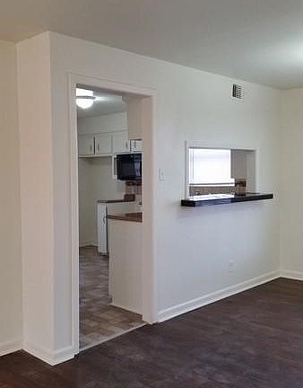 5th image of 419 Royal Crest Dr