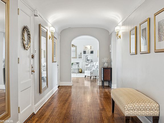 4th image of 431 W Oakdale Ave APT 8D
