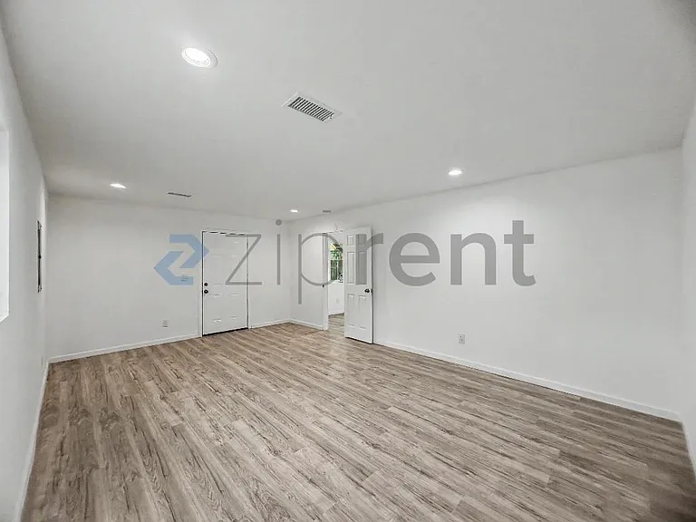 872 W 18th St #874 — Photo 9