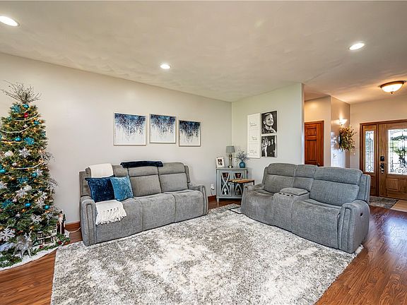 5th image of 416 Louis Dr