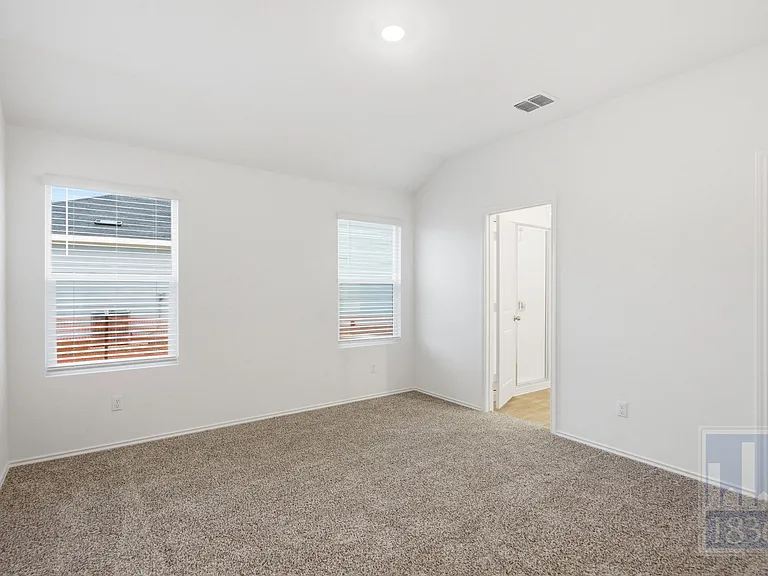 306 Constanza Trl — Photo 14